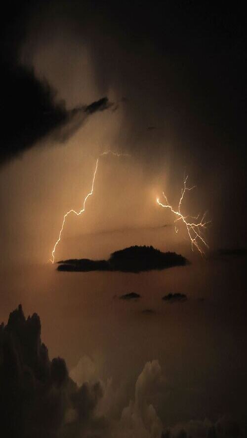 volts of current in lightning ବିଜୁଳିରେ ରହିଥାଏ କେତେ Volt ପରିମାଣର Current?